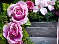 Věnec s růžovými růžemi a jalovcem