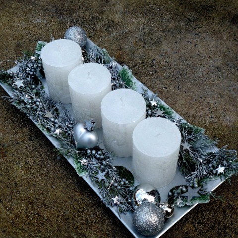 Adventní svícen s bílými svícemi růžové jalovec adventní svícen ojíněné svíce metalický tác 