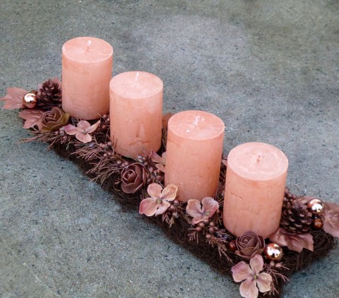 Měděný adventní svícen svíce měděný meruňkové medové adventní svícen hortenzie ojíněné svíce proutěný tác mini růžičky 