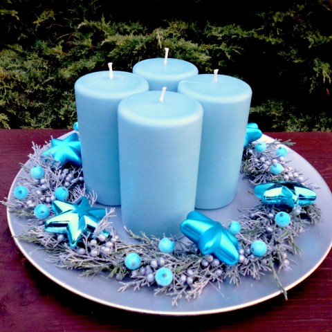 Velký adventní svícen tyrkysový stříbrný velký hvězdy šedomodré tyrkysové skleněné bobule jalovec adventní svícen vánoční ozdoby drápané svíce metalický talíř 
