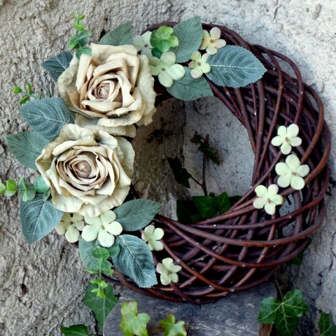 Věnec se zeleno béžovými růžemi domov dekorace celoroční na dveře floristika hortenzie proutěný věnec hedvábné růže 