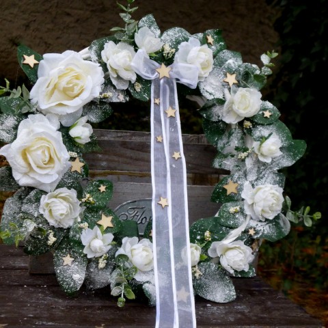Zasněžený věnec s bílými růžemi dekorace sníh hedvábí proutí zasněžený floristika poupata věnec na dveře proutěný věnec bílé růže hedvábné růžičky dřevěné hvězdičky 
