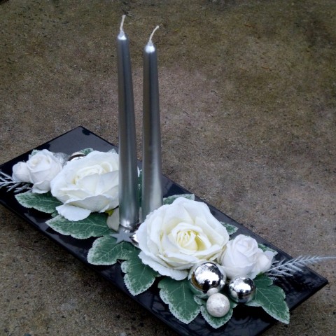 Vánoční svícen s bílými růžemi svíčky hedvábné bobulky hvězdičky čená dekorace na stůl na stůl bílé růže hedvábné růže aranžmá na stůl lesklá plastová miska stříbrné svíce 