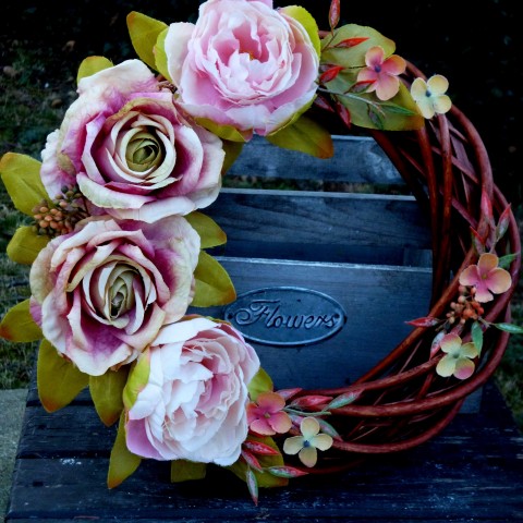 Medový věnec s růžemi a pivoňkami domov dekorace věnec pivoňky celoroční na dveře floristika hortenzie hedvábné růže 