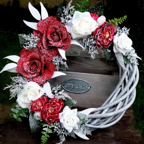 Zasněžený věnec s červenými růžemi dekorace červené růže hedvábné dekorace na dveře bílé růžičky šedý proutěný věnec stříbrný jalovec 