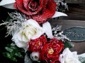 Zasněžený věnec s červenými růžemi