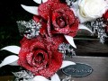 Zasněžený věnec s červenými růžemi