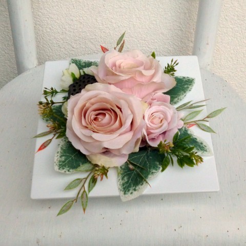 Aranžmá s růžemi na bílé misce růže hedvábí růžové dekorace na stůl floristika poupata pudrové aranžmá na stůl bílá lesklá miska plod lotusu 
