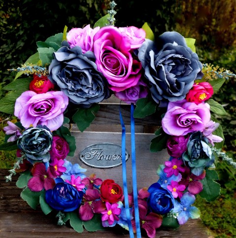 Velký barevný věnec Frida Kahlo růže hortenzie saténová stuha věnec na dveře ranunculus fuchsiové růže šedomodré růže modrý proutěný věnec 