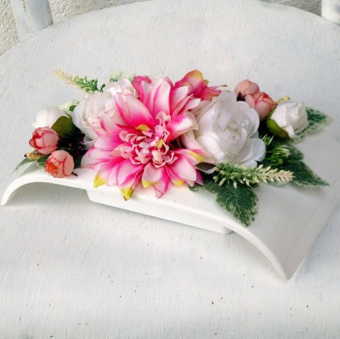 Aranžmá dahlie a růže na bílé misce zelené hedvábí růžičky dekorace na stůl poupata bílé růže bílá lesklá plastová miska aranžmá na stůl žíhané růžové dahlie 