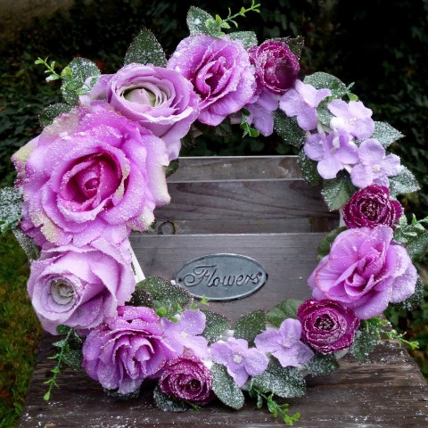 Věnec s růžovo fialovými květy domov dekorace dárek růžová růže romantika na dveře floristika hortenzie růžovofialové proutěný věnec ranunculus hedvábné růže 
