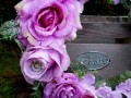 Věnec s růžovo fialovými květy