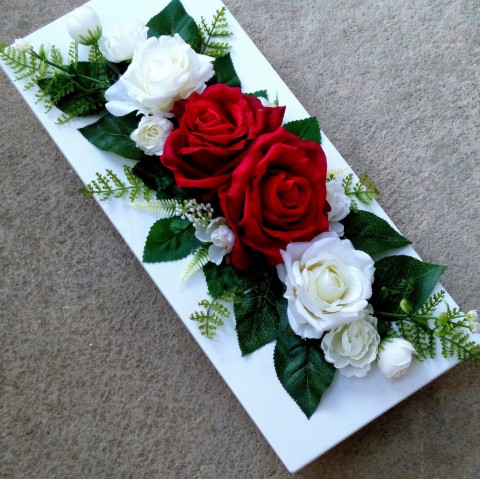 Červené a bílé růže na bílé misce hedvábné bobulky dekorace na stůl poupata červené růže bílé růže bílá lesklá plastová miska aranžmá na stůl 