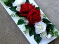 Červené a bílé růže na bílé misce