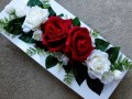 Červené a bílé růže na bílé misce