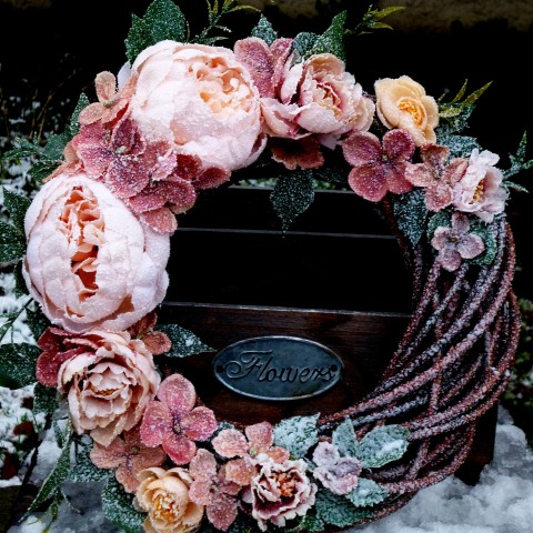 Zasněžený věnec s pivoňkami domov dekorace věnec meruňkové pivoňky celoroční na dveře floristika hortenzie pudrové hedvábné růže 