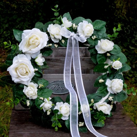 Věnec s bílými růžemi a poupaty dekorace hedvábí proutí floristika poupata věnec na dveře organzová stuha proutěný věnec bílé růže hedvábné růžičky dřevěné hvězdičky 