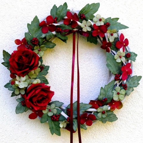 Věnec s červenými růžemi dekorace věnec hedvábné bobulky hortenzie červené růže červené růžičky dekorace na dveře hnědý proutěný věnec 