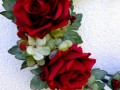 Věnec s červenými růžemi
