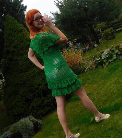 sytě zelené šaty s kanýrama 