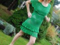 sytě zelené šaty s kanýrama