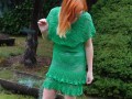 sytě zelené šaty s kanýrama