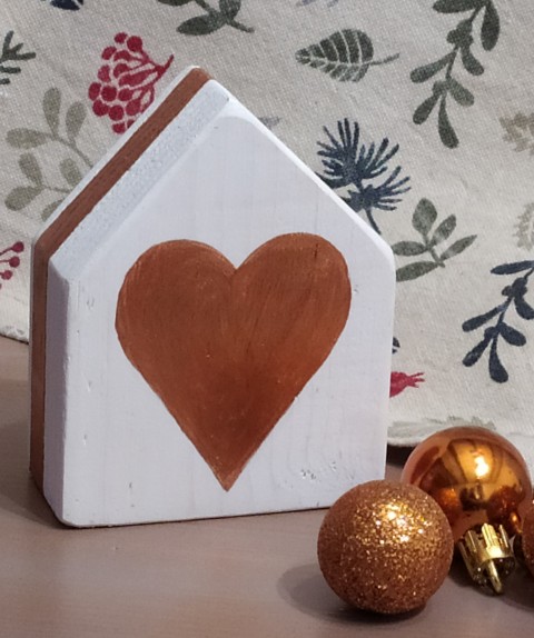 dřevěný domeček s bronzovým srdcem dřevo domov dekorace vánoce domeček 