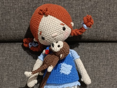 sytě zelené šaty s kanýrama