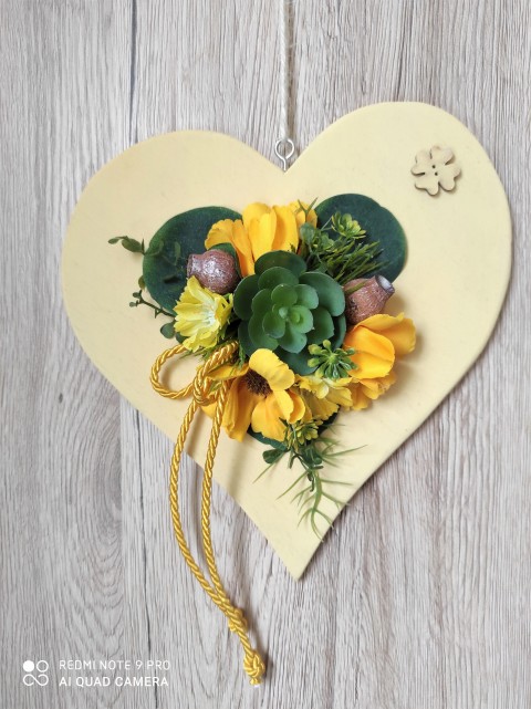 Srdíčko ve žluté dřevo dřevěný srdce dekorace dárek květina srdíčko jarní letní narozeniny svátek láska jaro léto květinová žluté sukulent pro maminku ručně vyřezané 