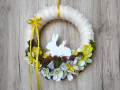 Velikonoční věnec se zajíčky