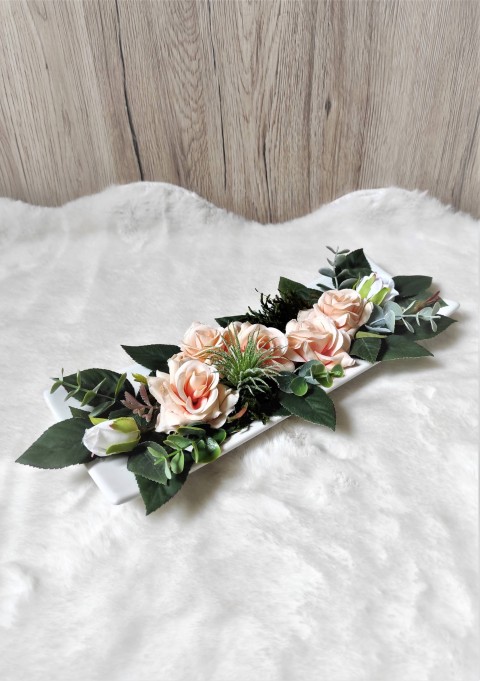 Aranžmá z meruň. růží na porcelánu dekorace dárek květina zelený růže romantika květ porcelán bílý tácek meruňková slavnostní romantický květinová aranžmá eukalyptus tilandsie 