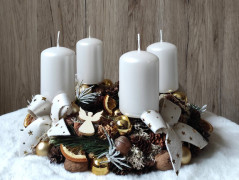 Mechová dekorace v teakové misce 2