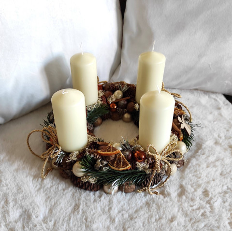 Adventní věnec do zlatosmetanové ořech dekorace zima vánoce svícen svíčka vánoční skořice věnec zimní pomeranč zlatý smetanový skleněná advent adventní baňka christmas winter wreath 