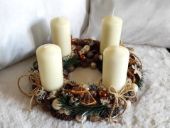 Vánoční věnec do bílorůžové