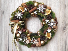 Vánoční věnec do bílorůžové