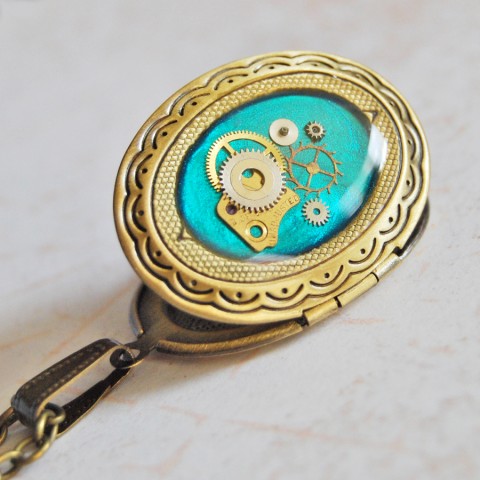 Medailonek tajemství času náhrdelník steampunk pryskyřice tajemství strojek medailon ozubená kolečka mechanika 