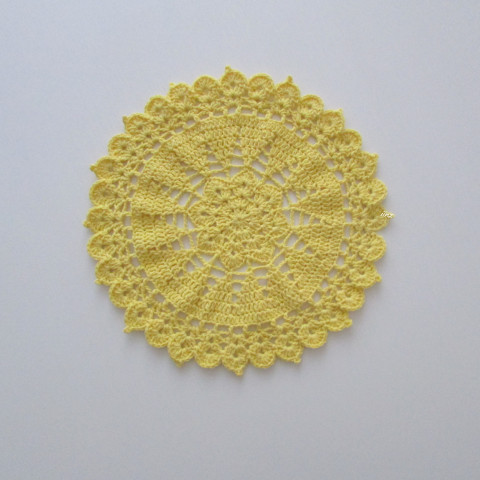 Háčkovaná dečka bavlna žlutá háčkované akryl prostírka dečka podložka ubrousek mandala handmade podšálek na stůl pod hrnek pod talíř pod misku 