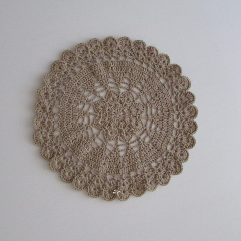 Háčkovaná dečka bavlna háčkované akryl prostírka dečka podložka ubrousek mandala hnědošedá handmade podšálek na stůl pod hrnek pod talíř pod misku 