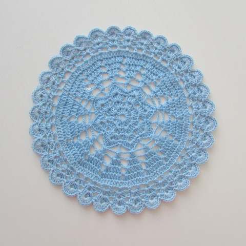 Háčkovaná dečka modrá bavlna bílá háčkované akryl prostírka dečka podložka ubrousek světlemodrá mandala handmade podšálek na stůl pod hrnek pod talíř pod misku 