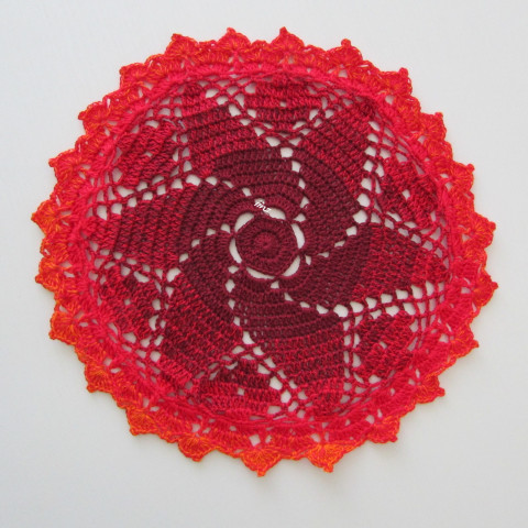 Háčkovaná dečka oranžová bavlna háčkované akryl prostírka dečka podložka ubrousek vínová mandala handmade ohnivá podšálek na stůl pod hrnek pod talíř pod misku 