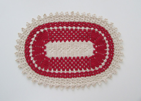 Háčkovaná dečka červená dekorace prostírání béžová háčkované prostírka dečka ovál oválná celoroční handmade na stůl dekorování 