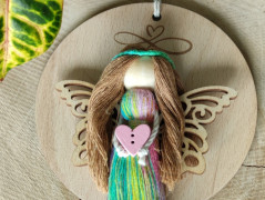 Nástěnné macramé v barvě avokádo