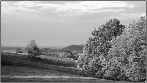 Černobílé fotografie voda příroda pohoří stavba lesy 