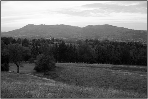 Černobílé fotografie voda příroda pohoří stavba lesy 