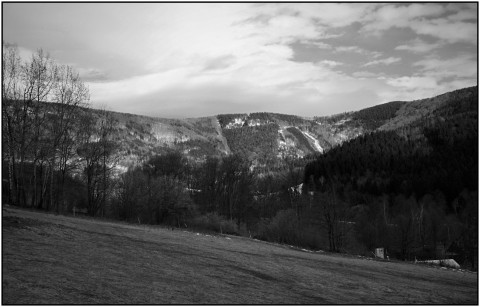 Černobílé fotografie voda příroda pohoří stavba lesy 