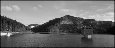 Černobílé fotografie voda příroda pohoří stavba lesy 