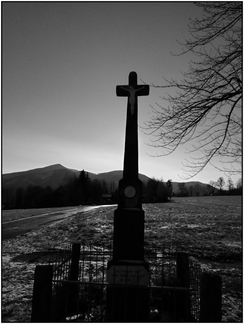 Černobílé fotografie voda příroda pohoří stavba lesy 