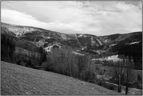 Černobílé fotografie voda příroda pohoří stavba lesy 