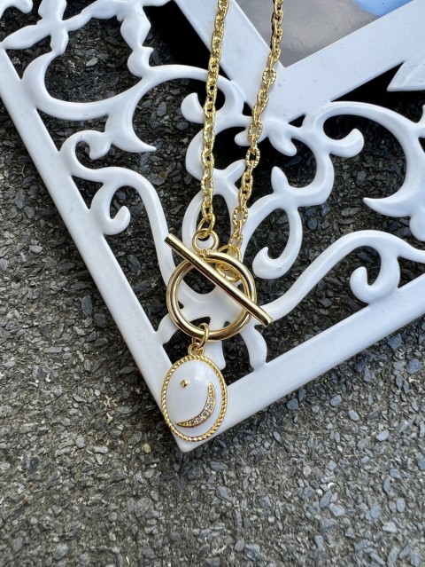 Řetízek - s bílým přívěskem šperk náhrdelník přívěsek šperky bílé řetízek bižuterie náhrdelníky zlaté řetízky zlatá kolekce 