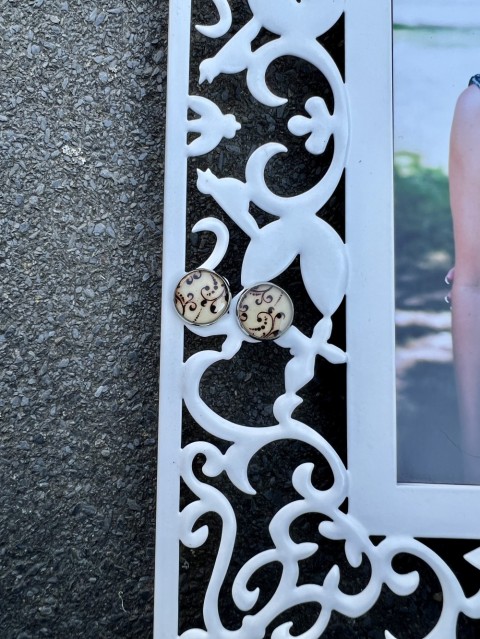 Náušnice - hnědé vzory šperk šperky náušnice hnědé bižuterie akce pryskyřice náušničky náušky vzor vzory vzorované béžové výprodej pryskyřicové 